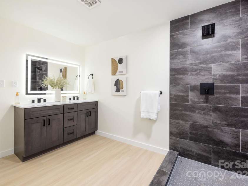 3801 Woodleaf Road, Charlotte, NC 28205.  MLS# CAR4245324, YatesRealty ID 14812. 