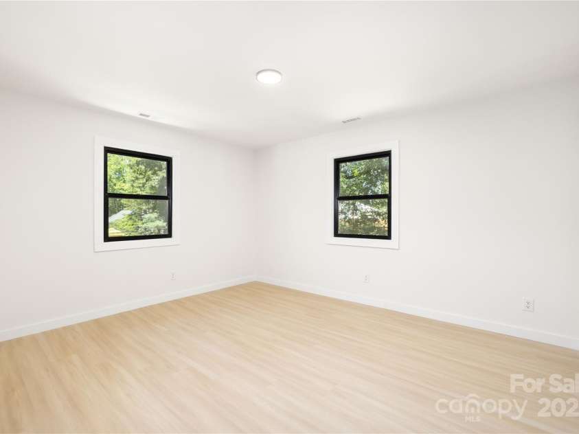 3801 Woodleaf Road, Charlotte, NC 28205.  MLS# CAR4245324, YatesRealty ID 14812. 