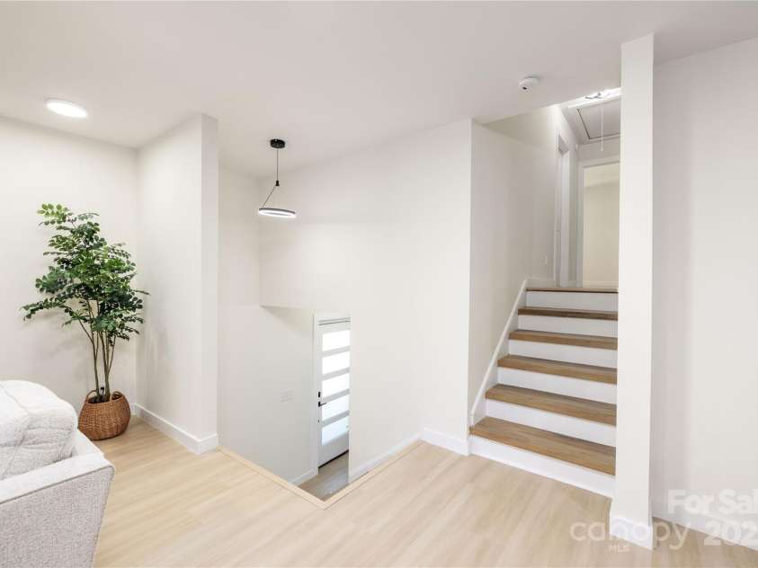 3801 Woodleaf Road, Charlotte, NC 28205.  MLS# CAR4245324, YatesRealty ID 14812. 