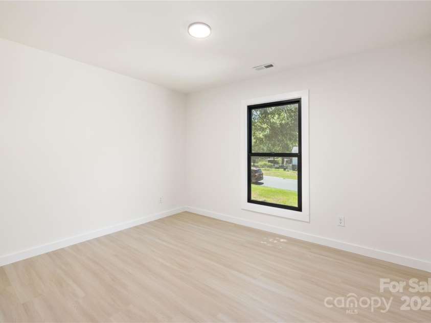 3801 Woodleaf Road, Charlotte, NC 28205.  MLS# CAR4245324, YatesRealty ID 14812. 