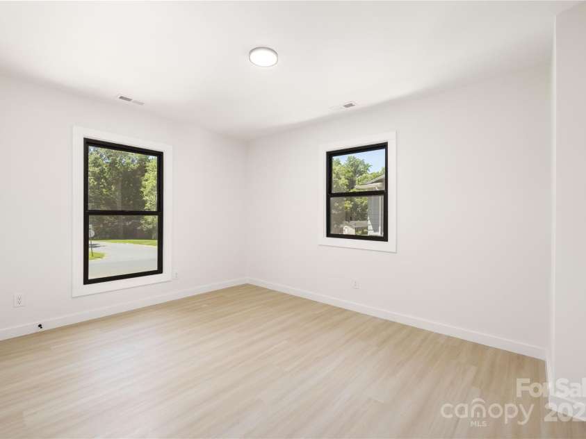 3801 Woodleaf Road, Charlotte, NC 28205.  MLS# CAR4245324, YatesRealty ID 14812. 