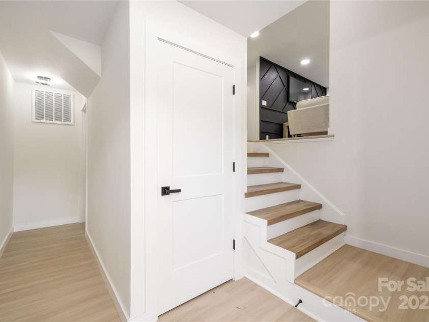 3801 Woodleaf Road, Charlotte, NC 28205.  MLS# CAR4245324, YatesRealty ID 14812. 