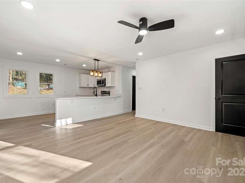 2120 Green Oak Drive, Shelby, NC 28152.  MLS# CAR4240877, YatesRealty ID 14818. A chef’s dream w/ sleek modern cabinetry paired w/ quartz countertops & a stunning kitchen peninsula.