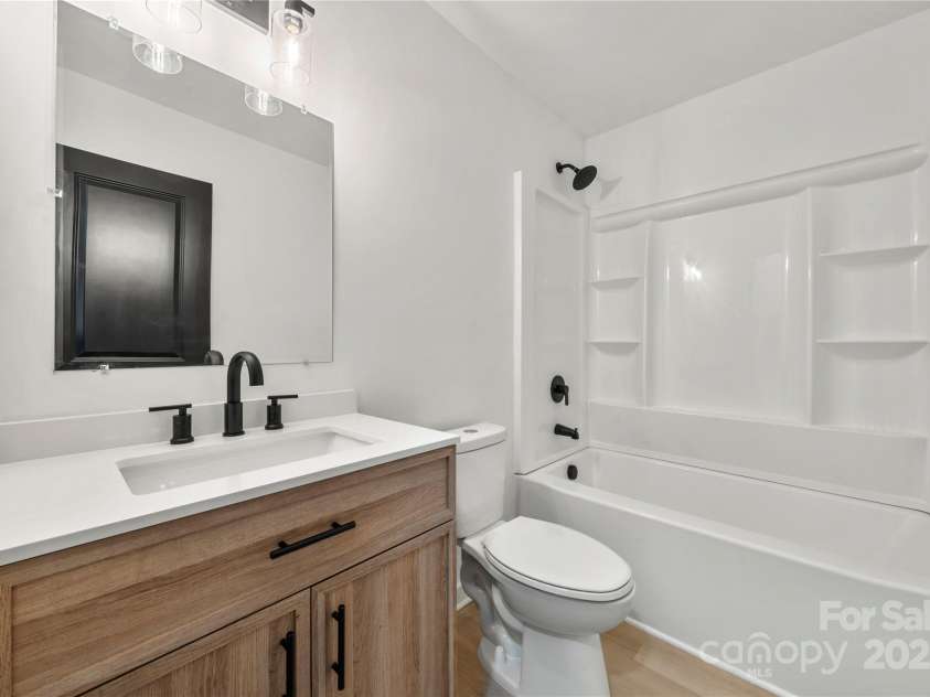 2120 Green Oak Drive, Shelby, NC 28152.  MLS# CAR4240877, YatesRealty ID 14818. Full Bathroom accented with modern charm.