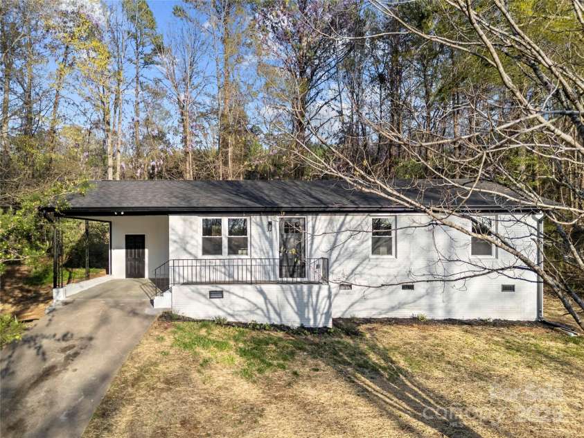 2120 Green Oak Drive, Shelby, NC 28152.  MLS# CAR4240877, YatesRealty ID 14818. Nestled in a NO HOA neighborhood w/in a prime location near Uptown Shelby, golfing, Two Kings Casino, Outdoor Rec & More!
