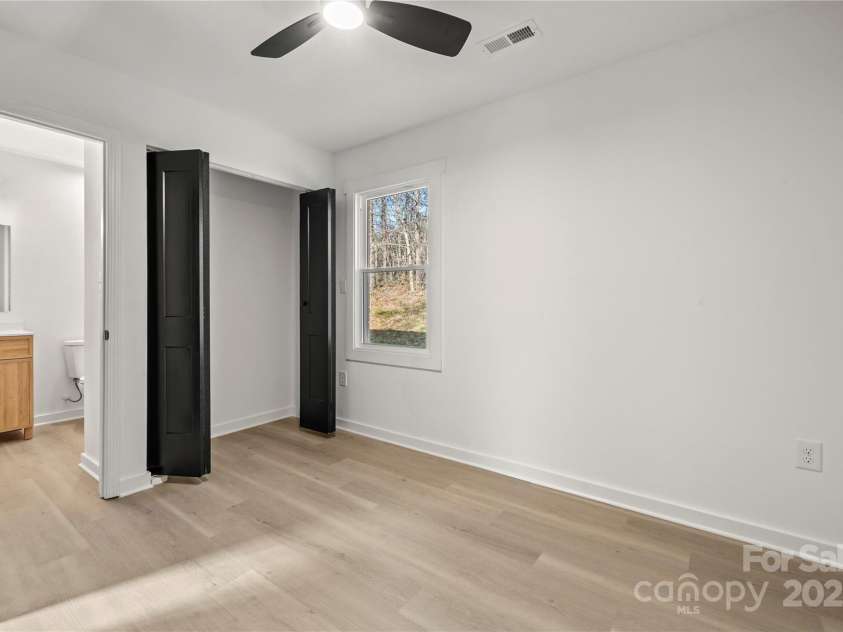 2120 Green Oak Drive, Shelby, NC 28152.  MLS# CAR4240877, YatesRealty ID 14818. Spacious primary suite with modern full bathroom.