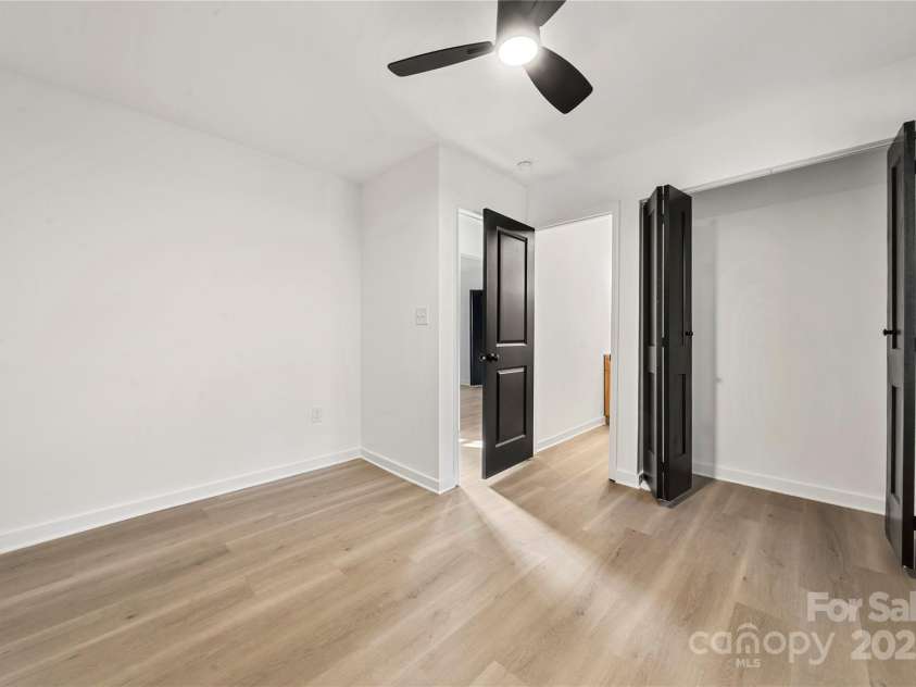 2120 Green Oak Drive, Shelby, NC 28152.  MLS# CAR4240877, YatesRealty ID 14818. Spacious primary suite with modern full bathroom.