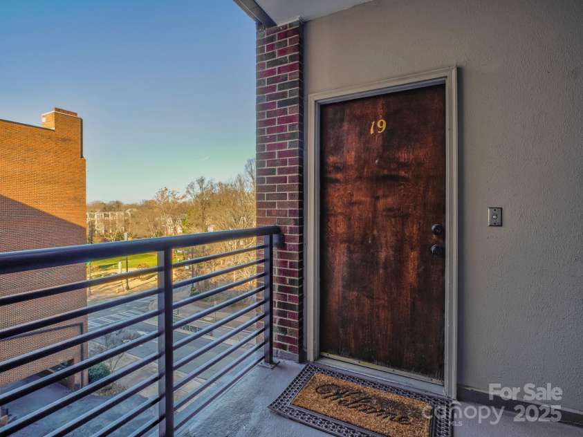 224 N Poplar Street, Charlotte, NC 28202.  MLS# CAR4208624, YatesRealty ID 14819. Unit 19 Entrance
