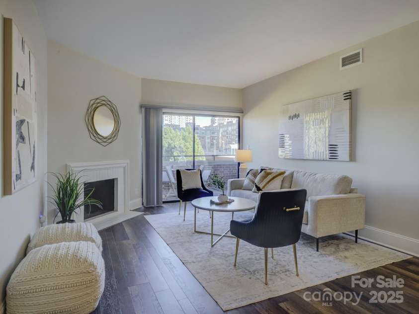 224 N Poplar Street, Charlotte, NC 28202.  MLS# CAR4208624, YatesRealty ID 14819. Welcome to 224 N Poplar Street Unit 19