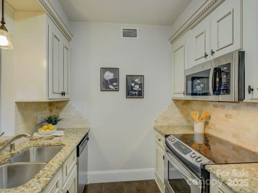 224 N Poplar Street, Charlotte, NC 28202.  MLS# CAR4208624, YatesRealty ID 14819. Welcome to 224 N Poplar Street Unit 19
