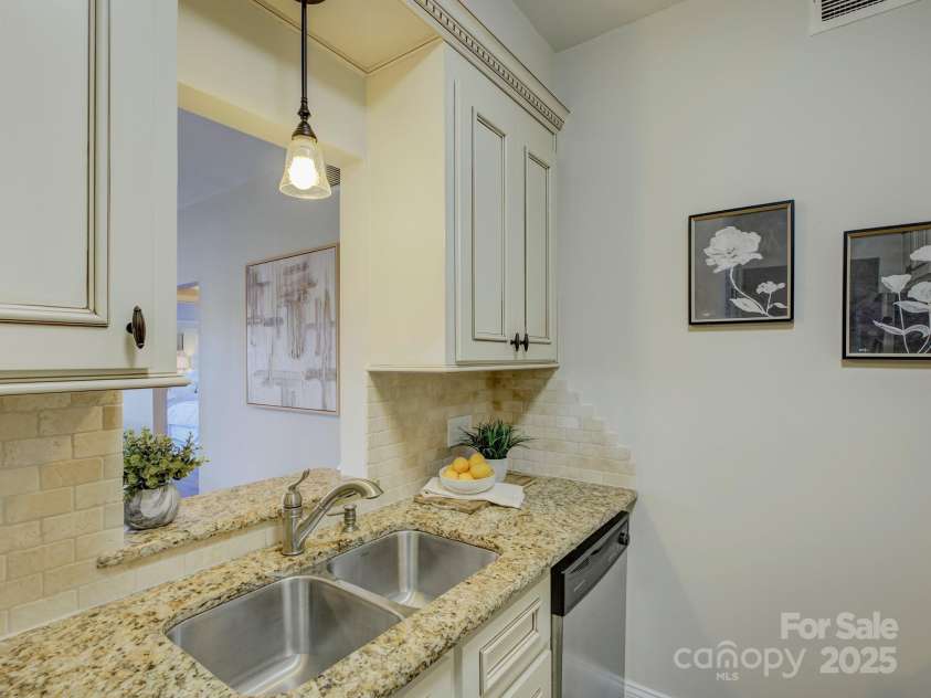224 N Poplar Street, Charlotte, NC 28202.  MLS# CAR4208624, YatesRealty ID 14819. Welcome to 224 N Poplar Street Unit 19