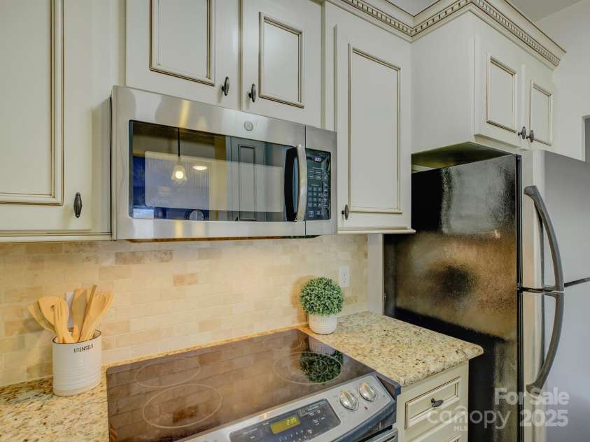 224 N Poplar Street, Charlotte, NC 28202.  MLS# CAR4208624, YatesRealty ID 14819. Welcome to 224 N Poplar Street Unit 19