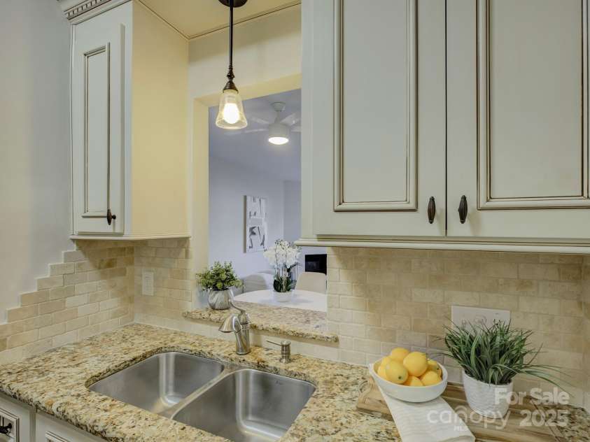 224 N Poplar Street, Charlotte, NC 28202.  MLS# CAR4208624, YatesRealty ID 14819. Welcome to 224 N Poplar Street Unit 19