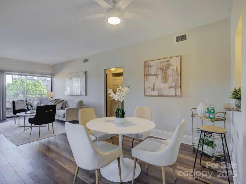 224 N Poplar Street, Charlotte, NC 28202.  MLS# CAR4208624, YatesRealty ID 14819. Welcome to 224 N Poplar Street Unit 19