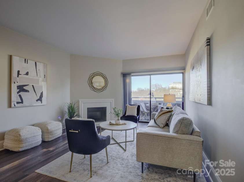 224 N Poplar Street, Charlotte, NC 28202.  MLS# CAR4208624, YatesRealty ID 14819. Welcome to 224 N Poplar Street Unit 19