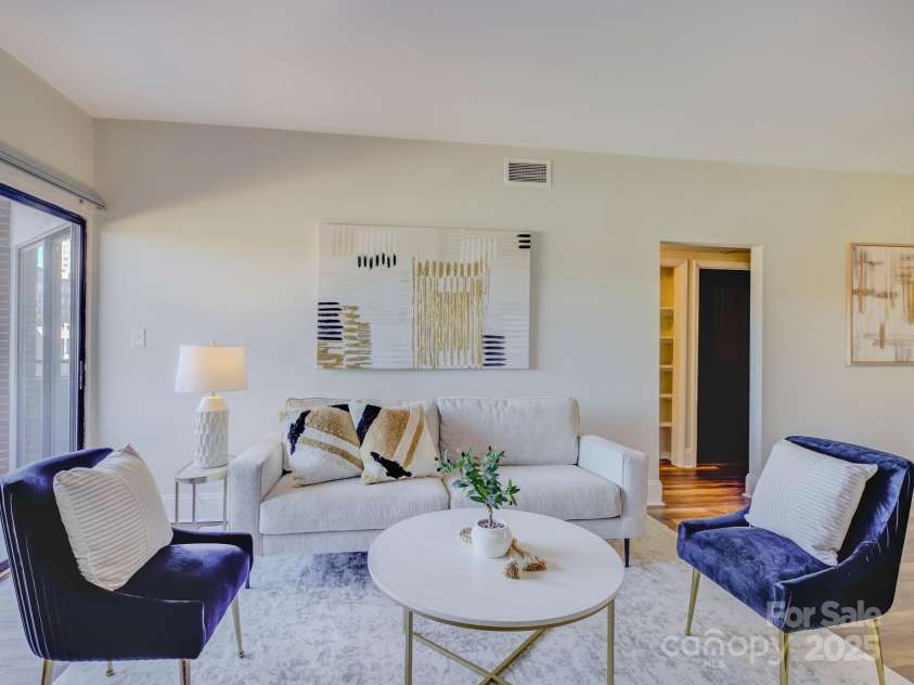 224 N Poplar Street, Charlotte, NC 28202.  MLS# CAR4208624, YatesRealty ID 14819. Welcome to 224 N Poplar Street Unit 19