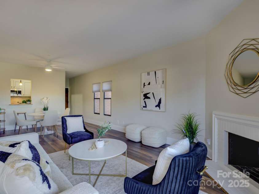 224 N Poplar Street, Charlotte, NC 28202.  MLS# CAR4208624, YatesRealty ID 14819. Welcome to 224 N Poplar Street Unit 19