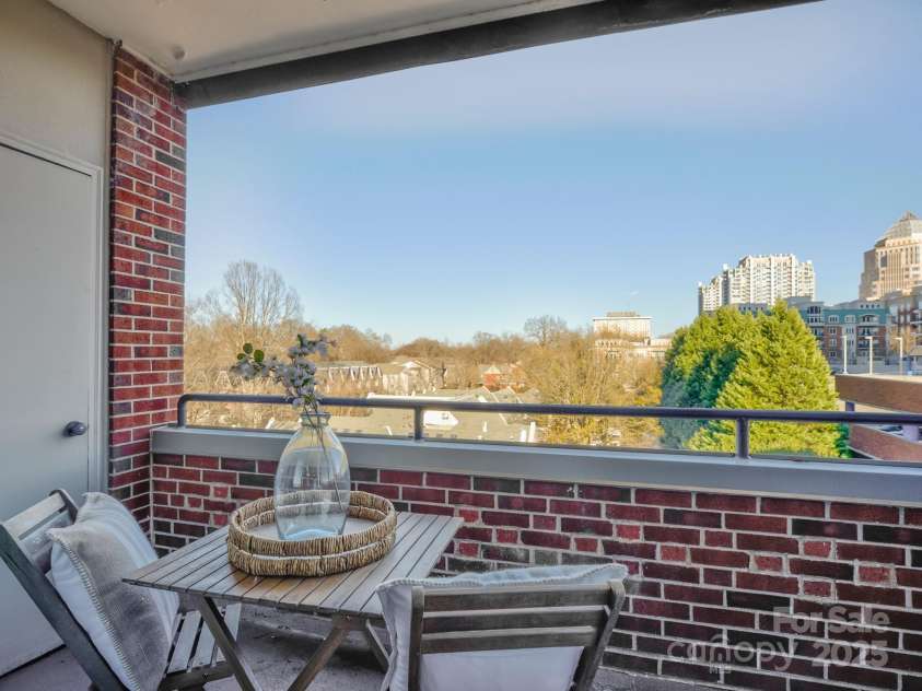 224 N Poplar Street, Charlotte, NC 28202.  MLS# CAR4208624, YatesRealty ID 14819. Welcome to 224 N Poplar Street Unit 19