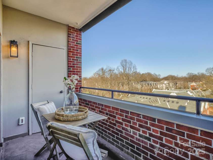 224 N Poplar Street, Charlotte, NC 28202.  MLS# CAR4208624, YatesRealty ID 14819. Welcome to 224 N Poplar Street Unit 19
