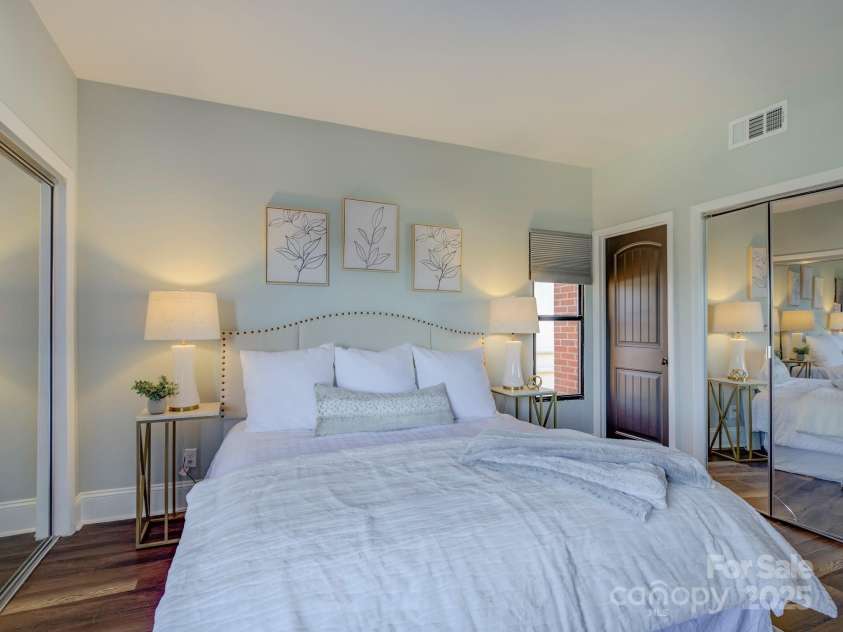 224 N Poplar Street, Charlotte, NC 28202.  MLS# CAR4208624, YatesRealty ID 14819. Welcome to 224 N Poplar Street Unit 19