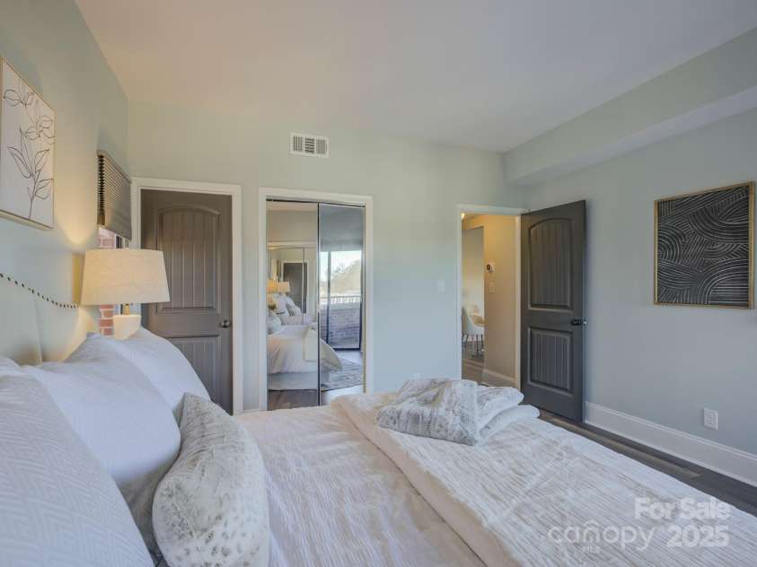 224 N Poplar Street, Charlotte, NC 28202.  MLS# CAR4208624, YatesRealty ID 14819. Welcome to 224 N Poplar Street Unit 19
