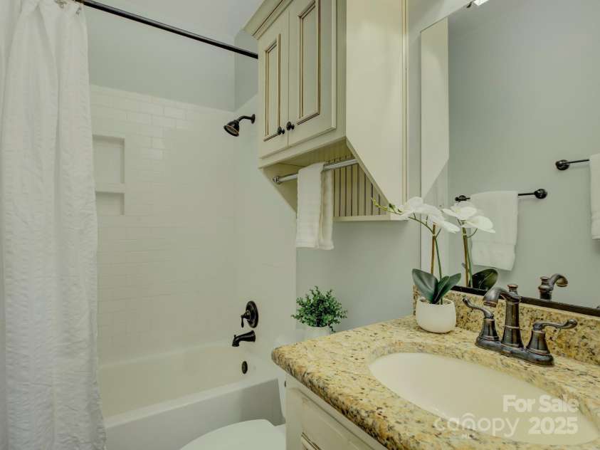 224 N Poplar Street, Charlotte, NC 28202.  MLS# CAR4208624, YatesRealty ID 14819. Welcome to 224 N Poplar Street Unit 19