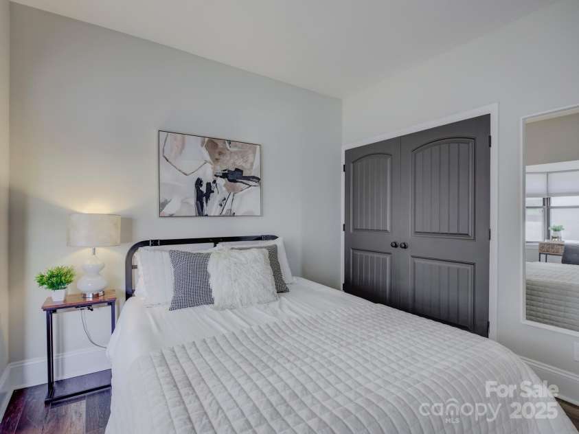 224 N Poplar Street, Charlotte, NC 28202.  MLS# CAR4208624, YatesRealty ID 14819. Welcome to 224 N Poplar Street Unit 19