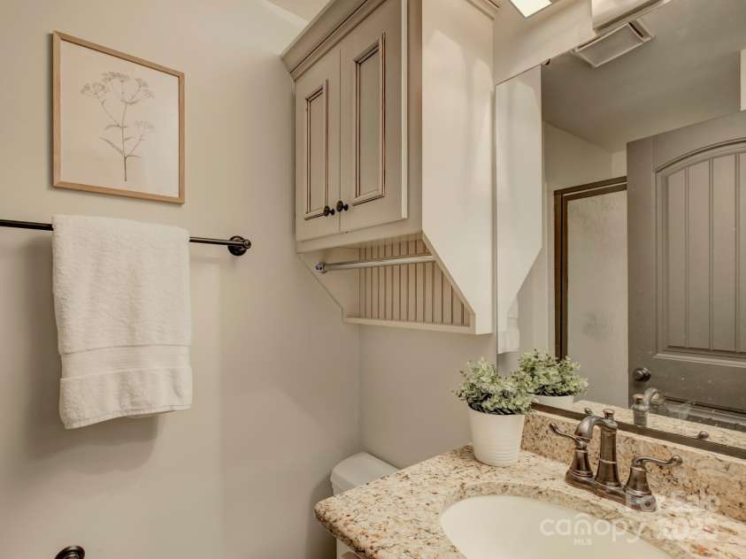 224 N Poplar Street, Charlotte, NC 28202.  MLS# CAR4208624, YatesRealty ID 14819. Welcome to 224 N Poplar Street Unit 19