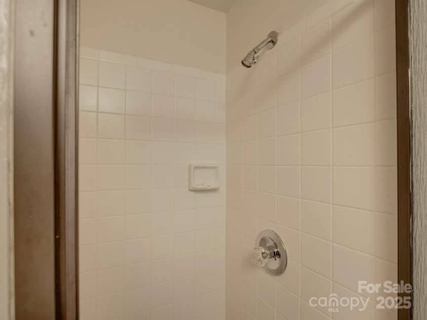 224 N Poplar Street, Charlotte, NC 28202.  MLS# CAR4208624, YatesRealty ID 14819. Welcome to 224 N Poplar Street Unit 19