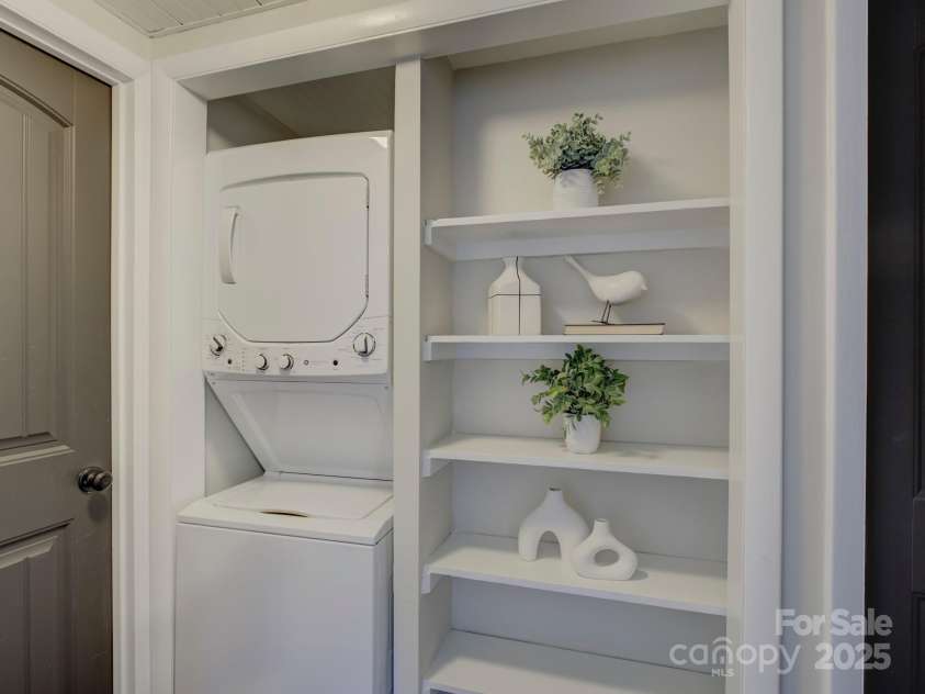 224 N Poplar Street, Charlotte, NC 28202.  MLS# CAR4208624, YatesRealty ID 14819. Welcome to 224 N Poplar Street Unit 19