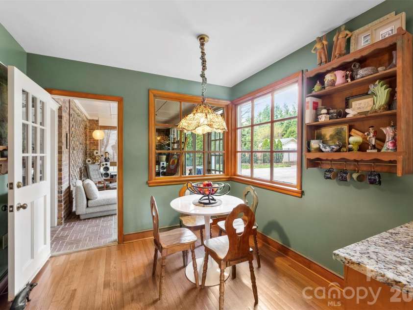 1519 Providence Road, Charlotte, NC 28207.  MLS# CAR4357313, YatesRealty ID 14820. Breakfast area