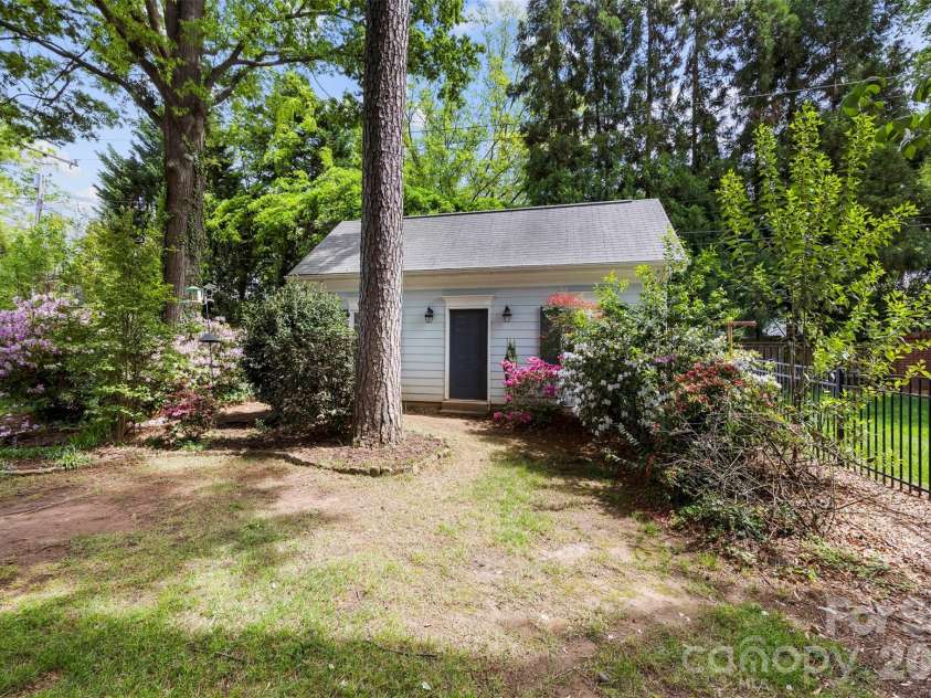 1519 Providence Road, Charlotte, NC 28207.  MLS# CAR4357313, YatesRealty ID 14820. Cottage