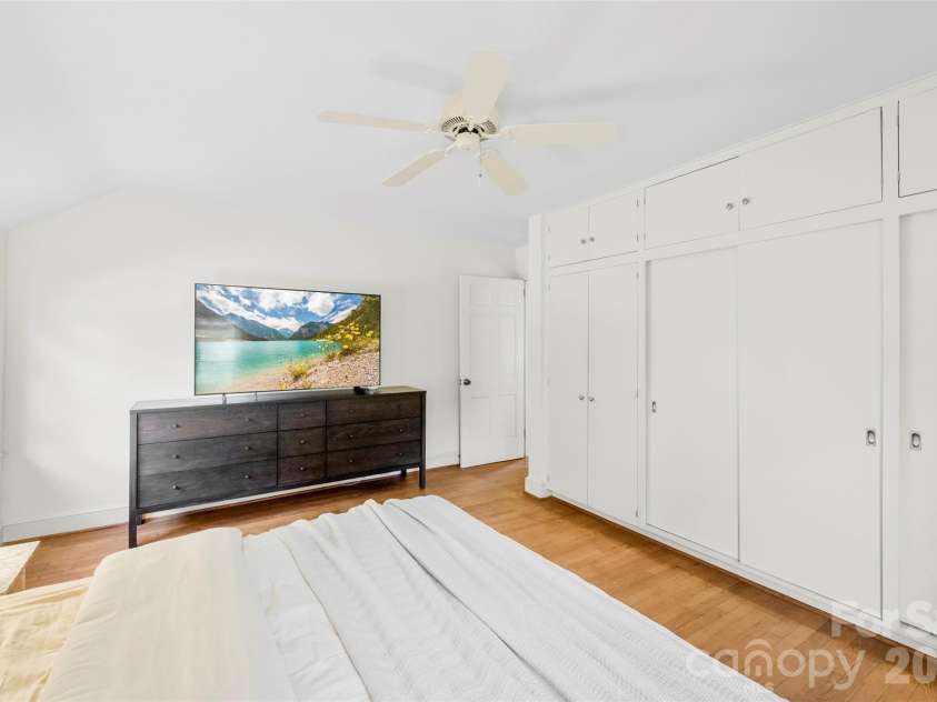 1519 Providence Road, Charlotte, NC 28207.  MLS# CAR4357313, YatesRealty ID 14820. Primary Bedroom