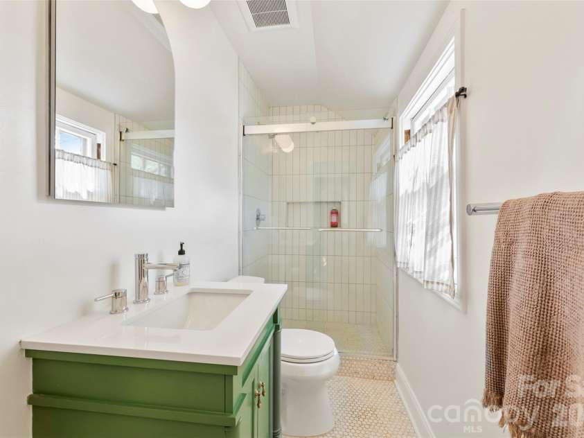 1519 Providence Road, Charlotte, NC 28207.  MLS# CAR4357313, YatesRealty ID 14820. Upstairs Bathroom