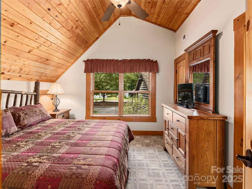 24 Rachels Circle, Maggie Valley, NC 28751.  MLS# CAR4243349, YatesRealty ID 14823. 