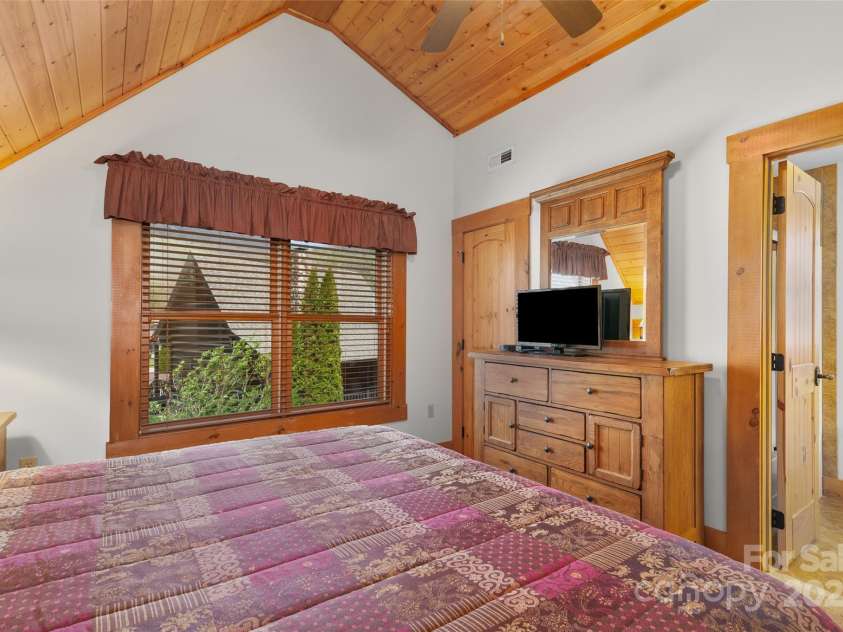 24 Rachels Circle, Maggie Valley, NC 28751.  MLS# CAR4243349, YatesRealty ID 14823. 