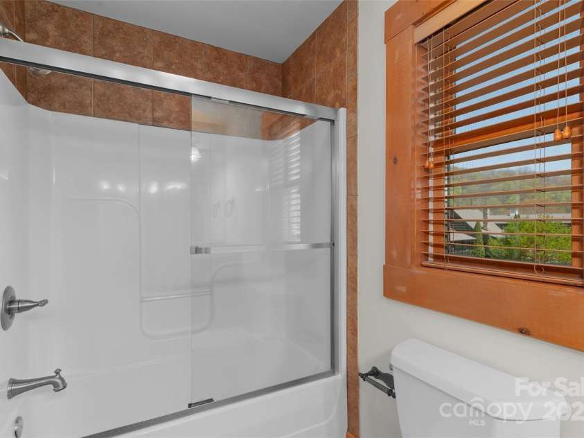 24 Rachels Circle, Maggie Valley, NC 28751.  MLS# CAR4243349, YatesRealty ID 14823. 