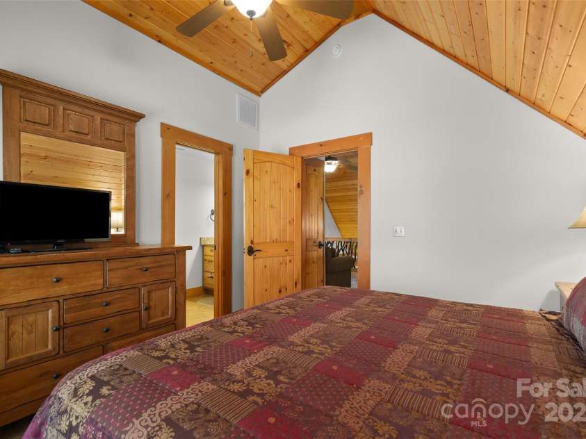 24 Rachels Circle, Maggie Valley, NC 28751.  MLS# CAR4243349, YatesRealty ID 14823. 