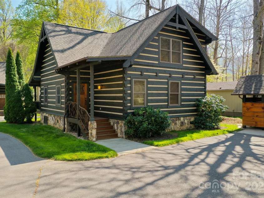 18 Rachels Circle, Maggie Valley, NC 28751.  MLS# CAR4251213, YatesRealty ID 14824. 