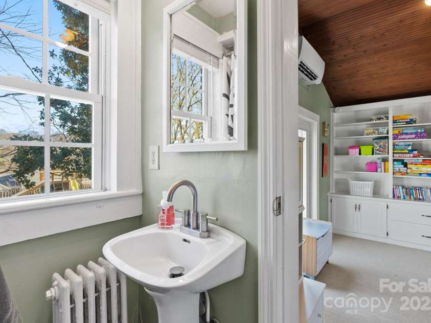 123 Westwood Road, Asheville, NC 28804.  MLS# CAR4319303, YatesRealty ID 14830. 