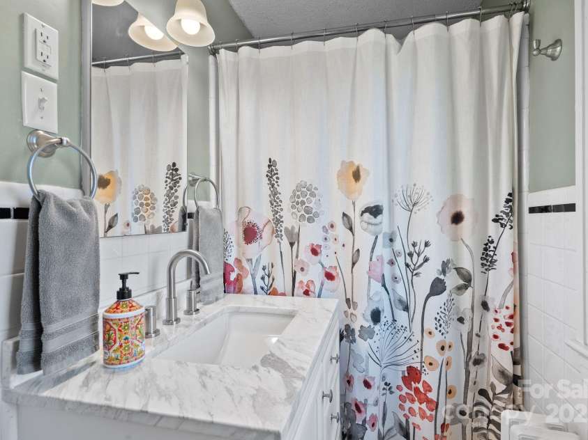 123 Westwood Road, Asheville, NC 28804.  MLS# CAR4319303, YatesRealty ID 14830. 