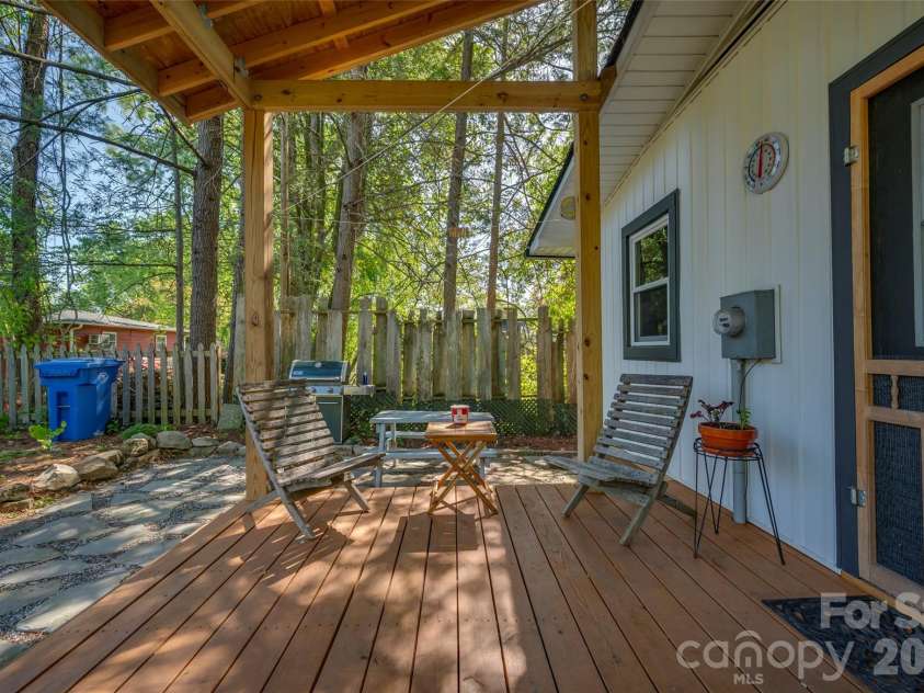1737 Shano Drive, Hendersonville, NC 28791.  MLS# CAR4373345, YatesRealty ID 14830. 