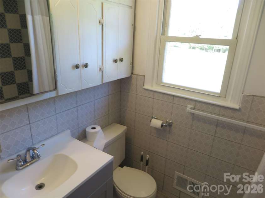 2406 Easton Drive, Shelby, NC 28152.  MLS# CAR4373233, YatesRealty ID 14833. 
