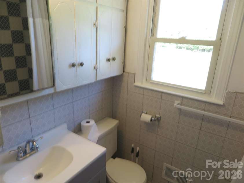 2406 Easton Drive, Shelby, NC 28152.  MLS# CAR4373233, YatesRealty ID 14833. 