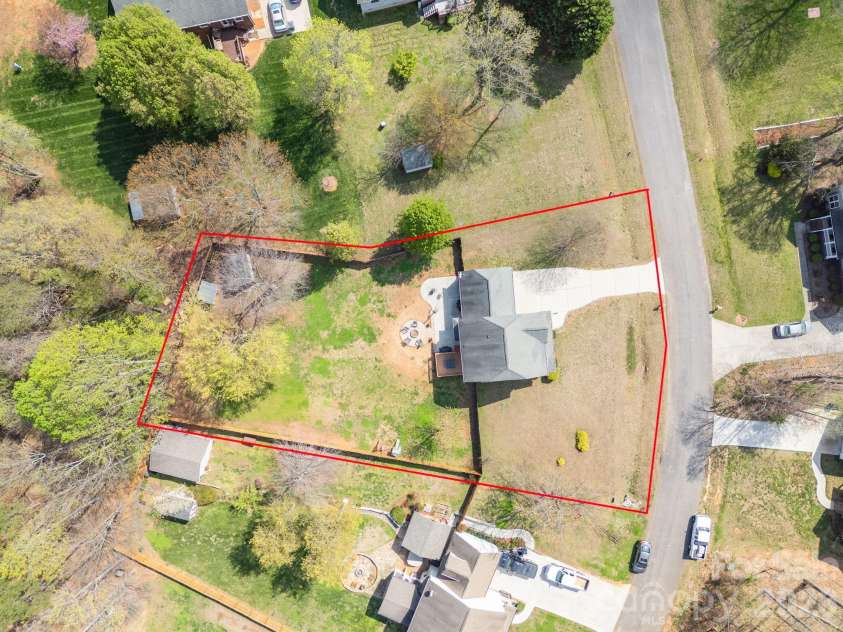 114 Riverton Drive, Statesville, NC 28625.  MLS# CAR4358549, YatesRealty ID 14838. 