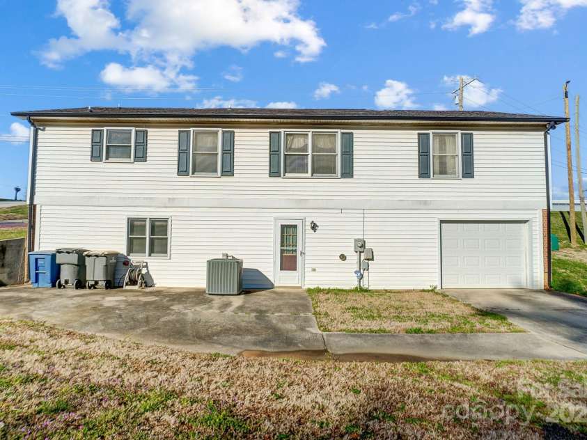 1022 Kannapolis Parkway, Concord, NC 28027.  MLS# CAR4228750, YatesRealty ID 14839. 