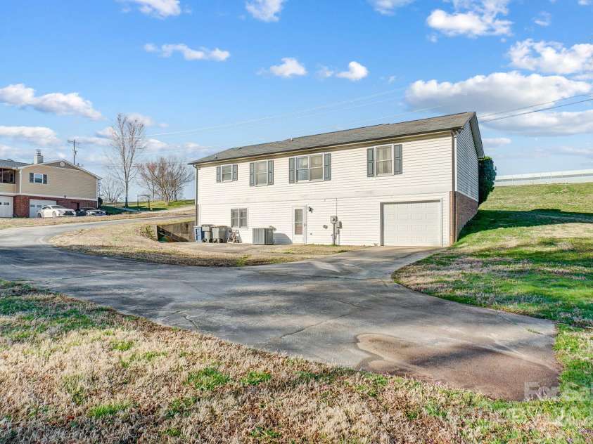 1022 Kannapolis Parkway, Concord, NC 28027.  MLS# CAR4228750, YatesRealty ID 14839. 