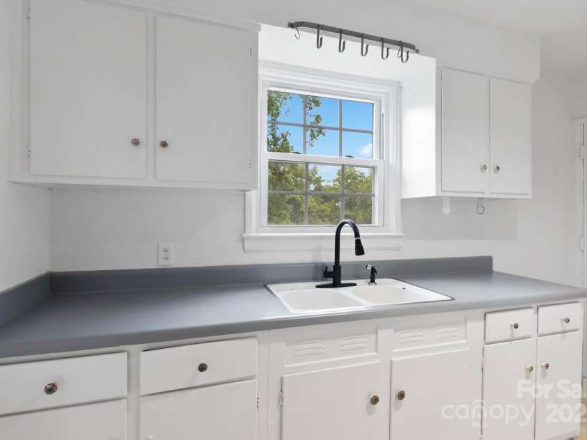 343 Wakefield Drive, Charlotte, NC 28209.  MLS# CAR4291383, YatesRealty ID 14840. 