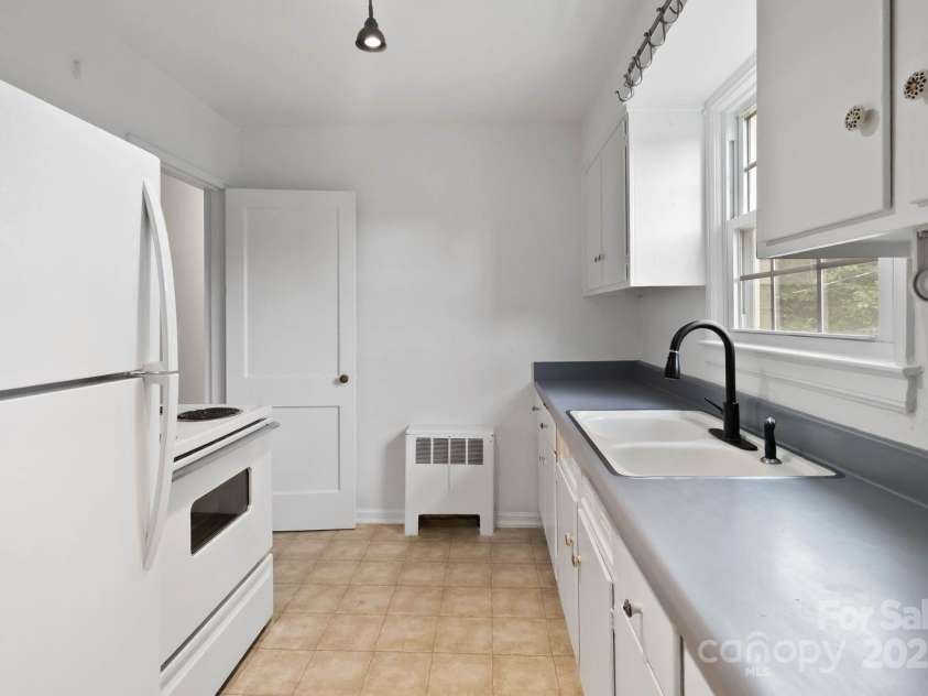 343 Wakefield Drive, Charlotte, NC 28209.  MLS# CAR4291383, YatesRealty ID 14840. 