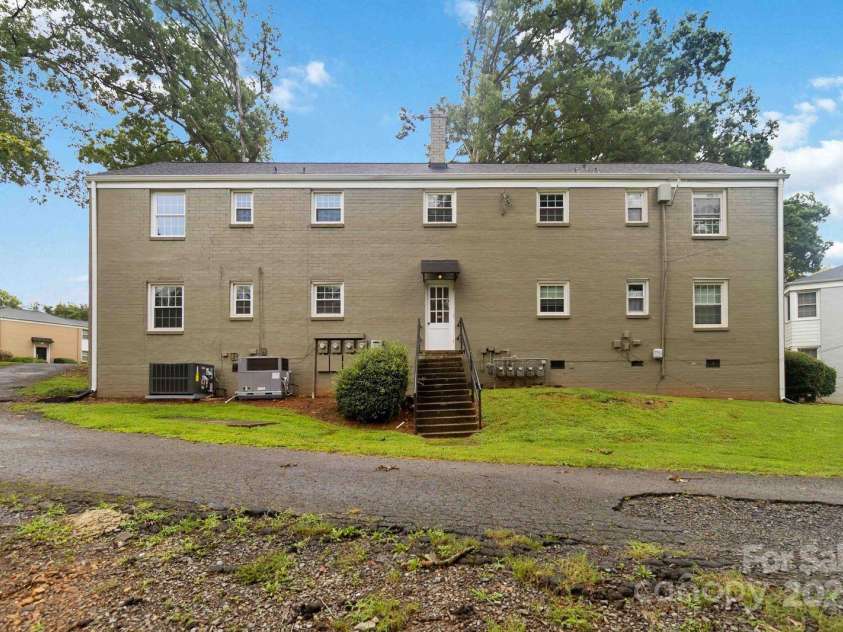 343 Wakefield Drive, Charlotte, NC 28209.  MLS# CAR4291383, YatesRealty ID 14840. 